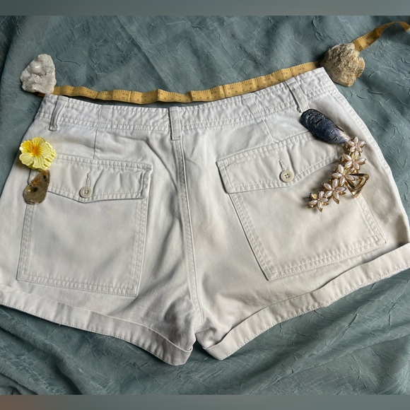 Old Navy Women's White Cuffed Chino Shorts - Picture 2 of 4